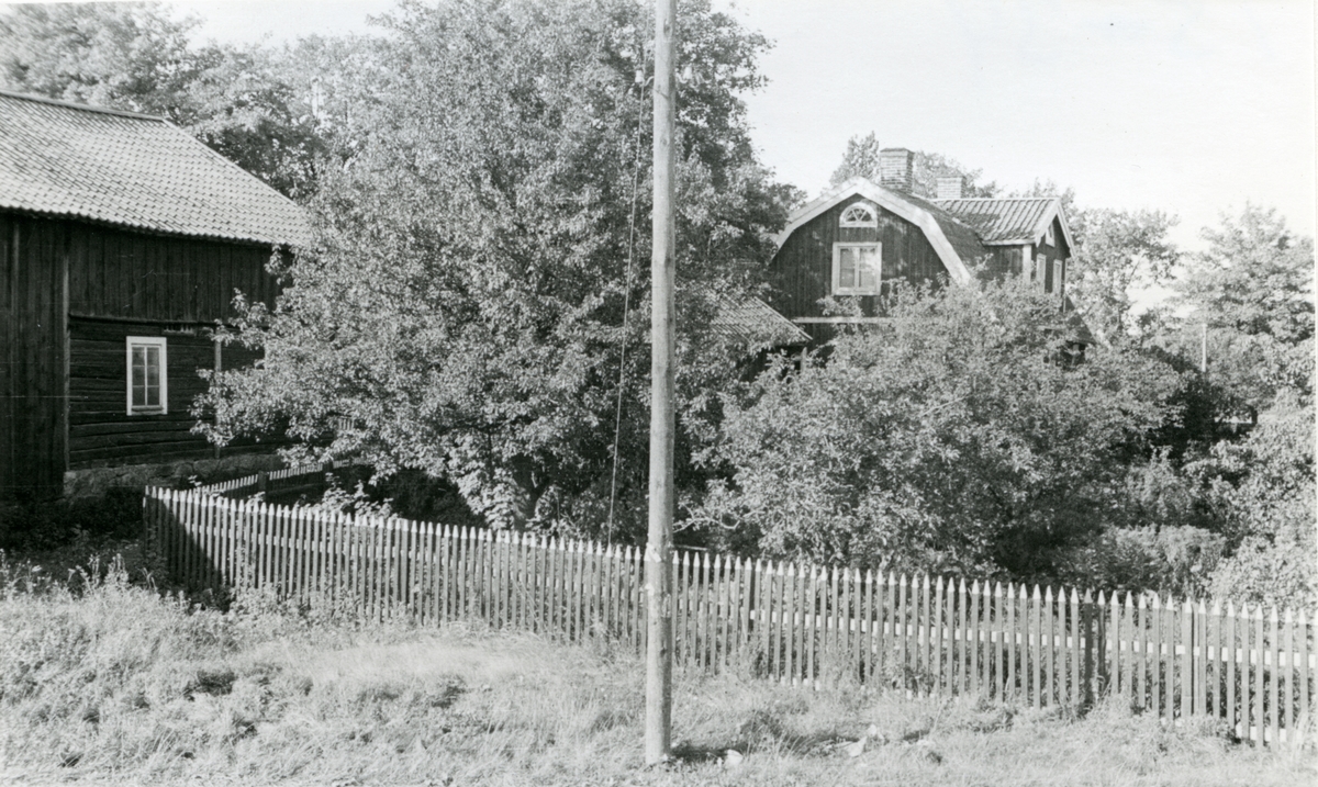 Vallby, Västerås.
Östergården, från söder, 1933.
Bostaden skymtar i trädgården med lummiga träd.