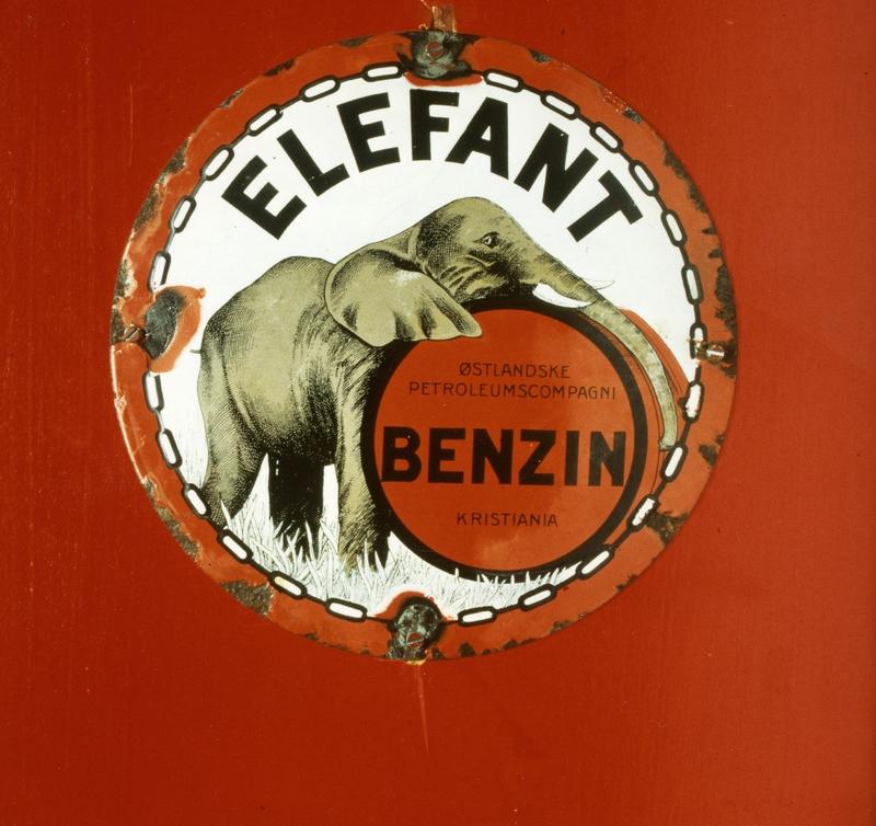 Reklame for Elefant Benzin. Foto: Statsarkivet i Stavanger.