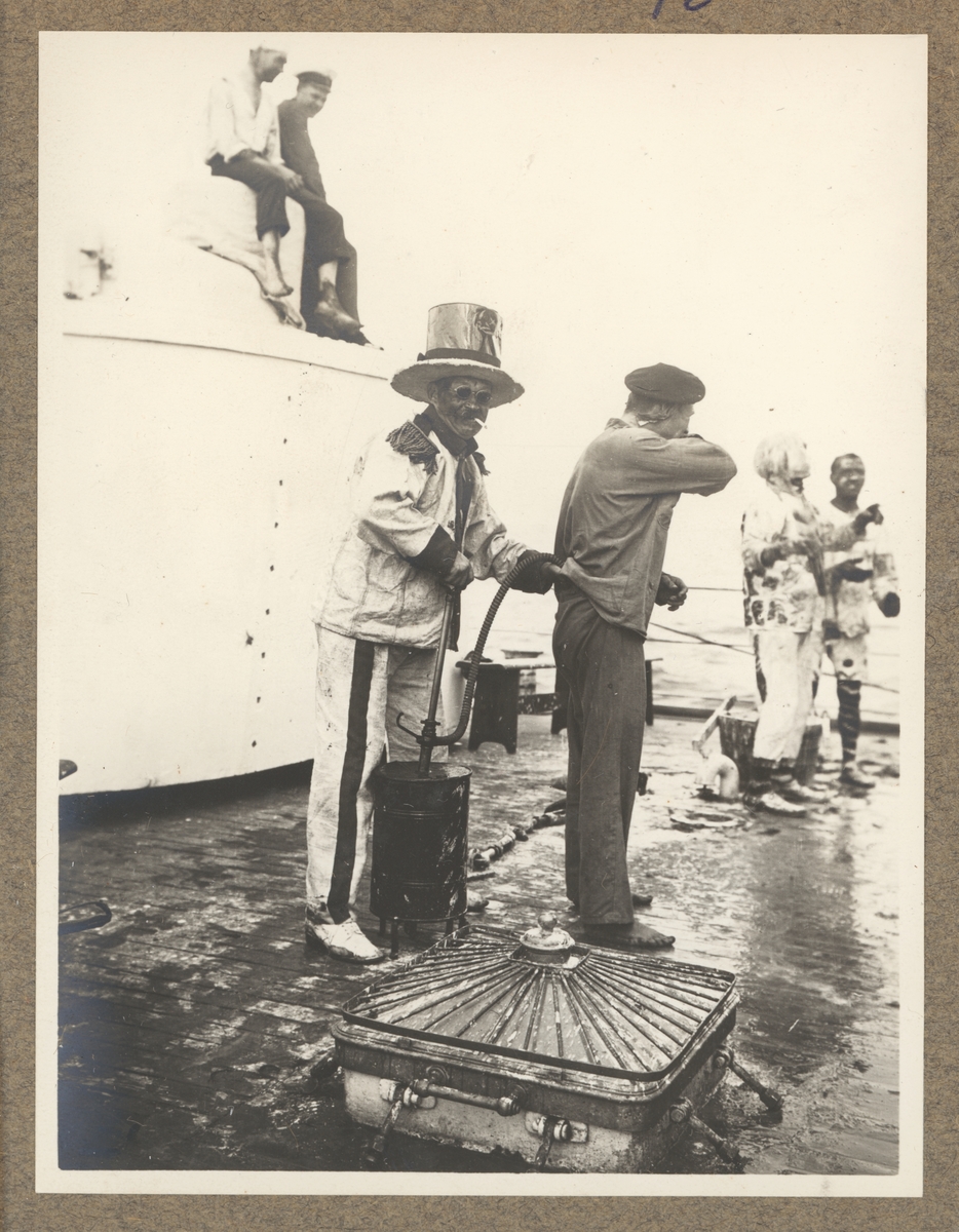 En beklagansvärd sjöman får en rituell bestraffning under linjedopet.