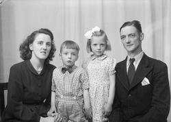 John Saksgård med familie