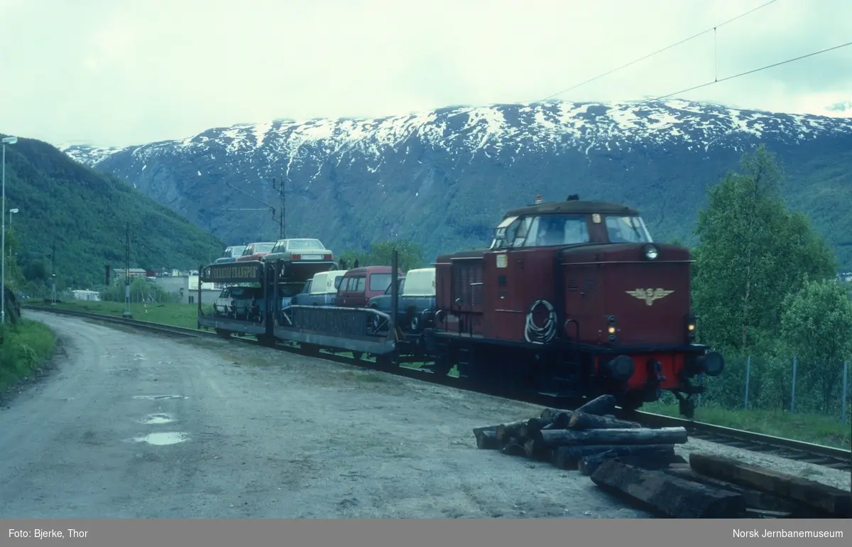 Diesellokomotiv Di 2 med kipptog med bilvogner på havnesporet i Narvik