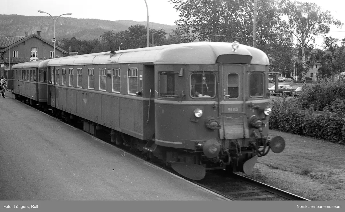 Dieselmotorvogn Bmdo 91 03 og styrevogn med persontog til Trondheim på Stjørdal stasjon.