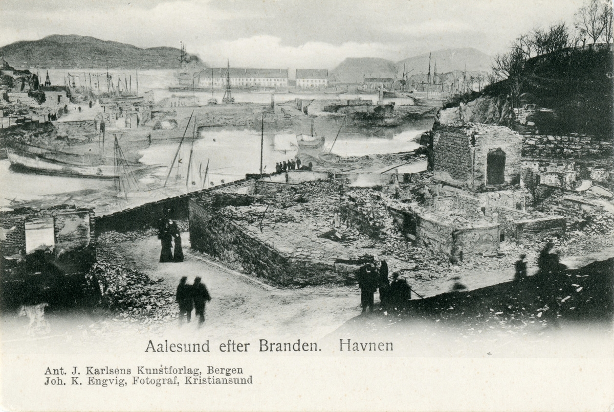 Oversiktsbilde sett fra Notenesgata mot Brosundet rett etter bybrannen i Ålesund 1904.