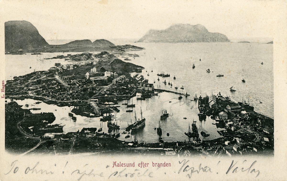 Oversiktsbilde over Ålesund sett fra Aksla mot vest. Byen er fortsatt i ruiner etter bybrannen. Flere typer båter ligger i og utenfor byen.