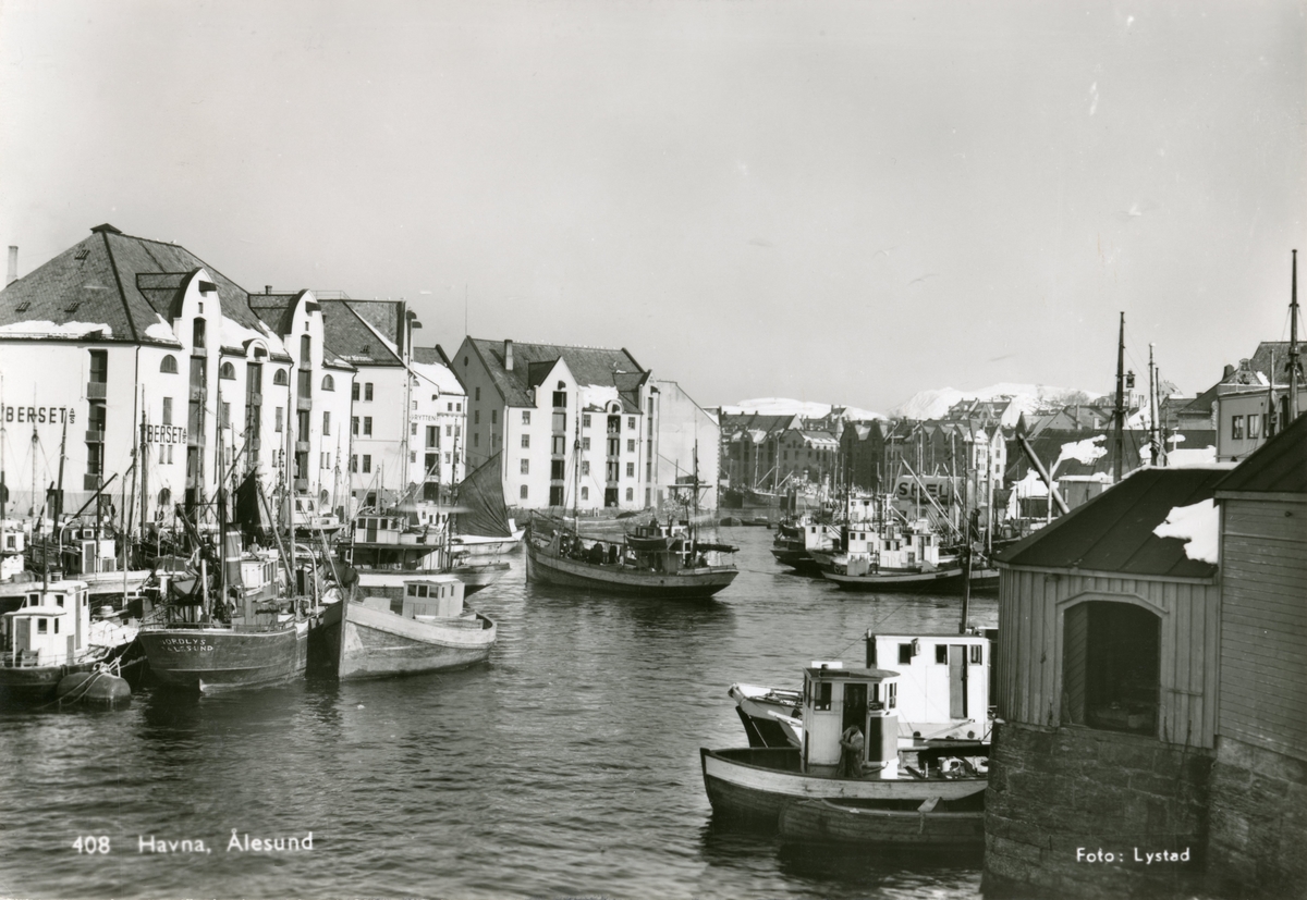 Motiv av havnemiljøet i Brusundet, Ålesund, sett mot nord-øst. En av dampbåtene har navnet "Nordlys" Aalesund.