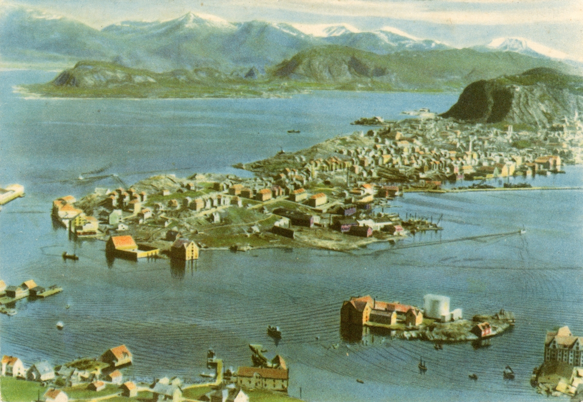 Oversiktsbilde av Ålesund sett fra fjellet Sukkertoppen. Fotografiet er muligens håndkolorert eller forsterket med tegning.