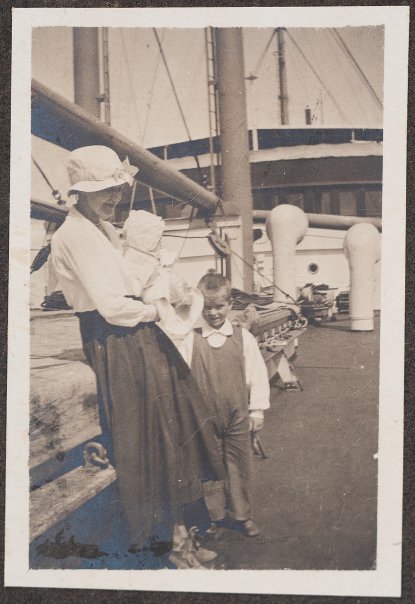 En kvinna med bebis samt Gösta Grundberg på däck.
Bildtext: "Ännu mera familjeliv."