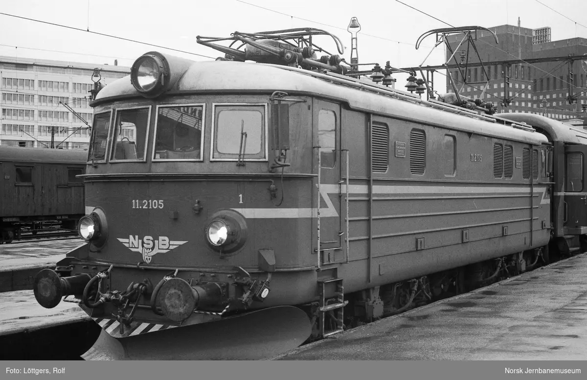 Elektrisk lokomotiv El 11 2105 med hurtigtog til Skien, tog 803, på Oslo Vestbanestasjon