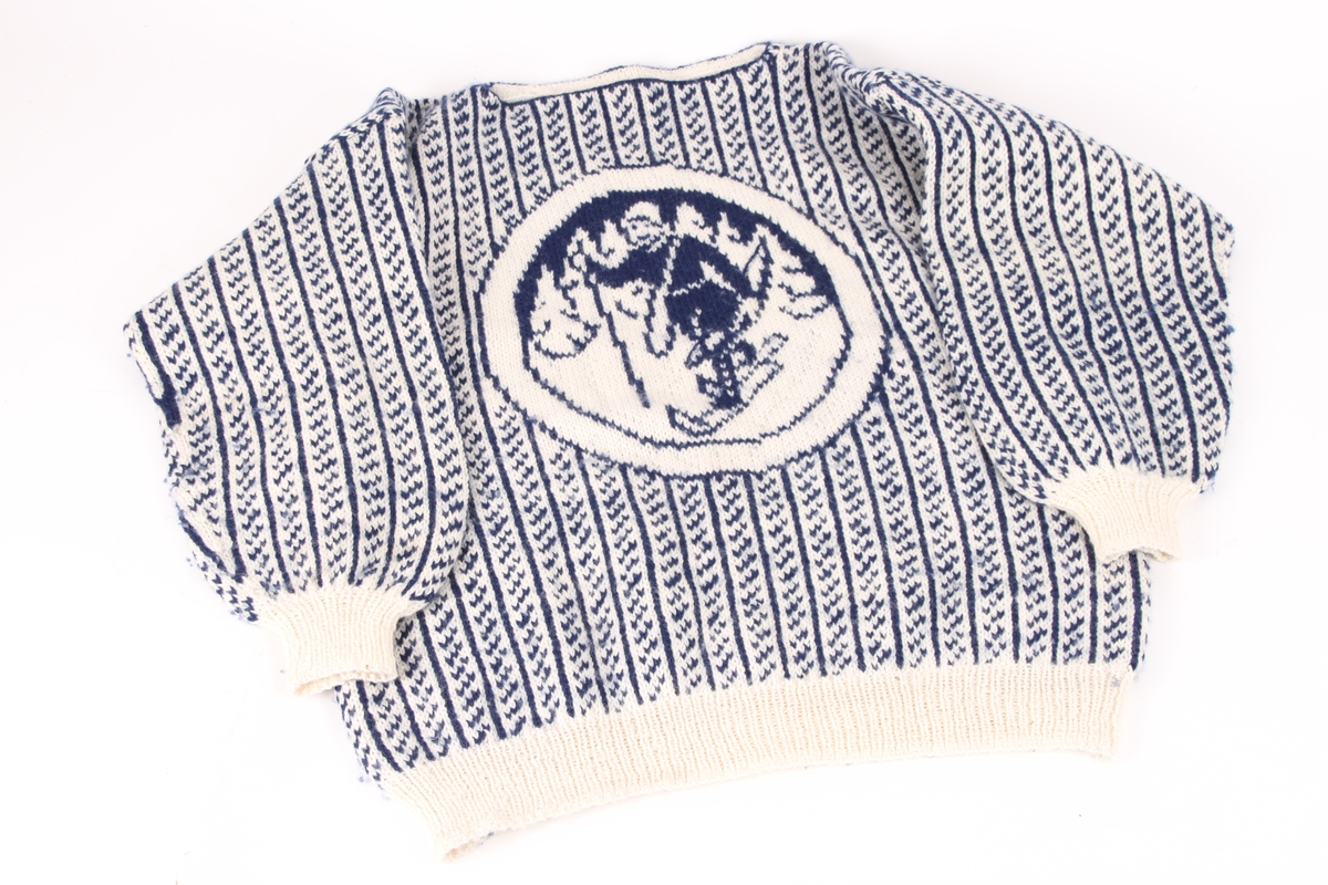 Strikket genser i ull med Skiforeningens logo som motiv på brystet.