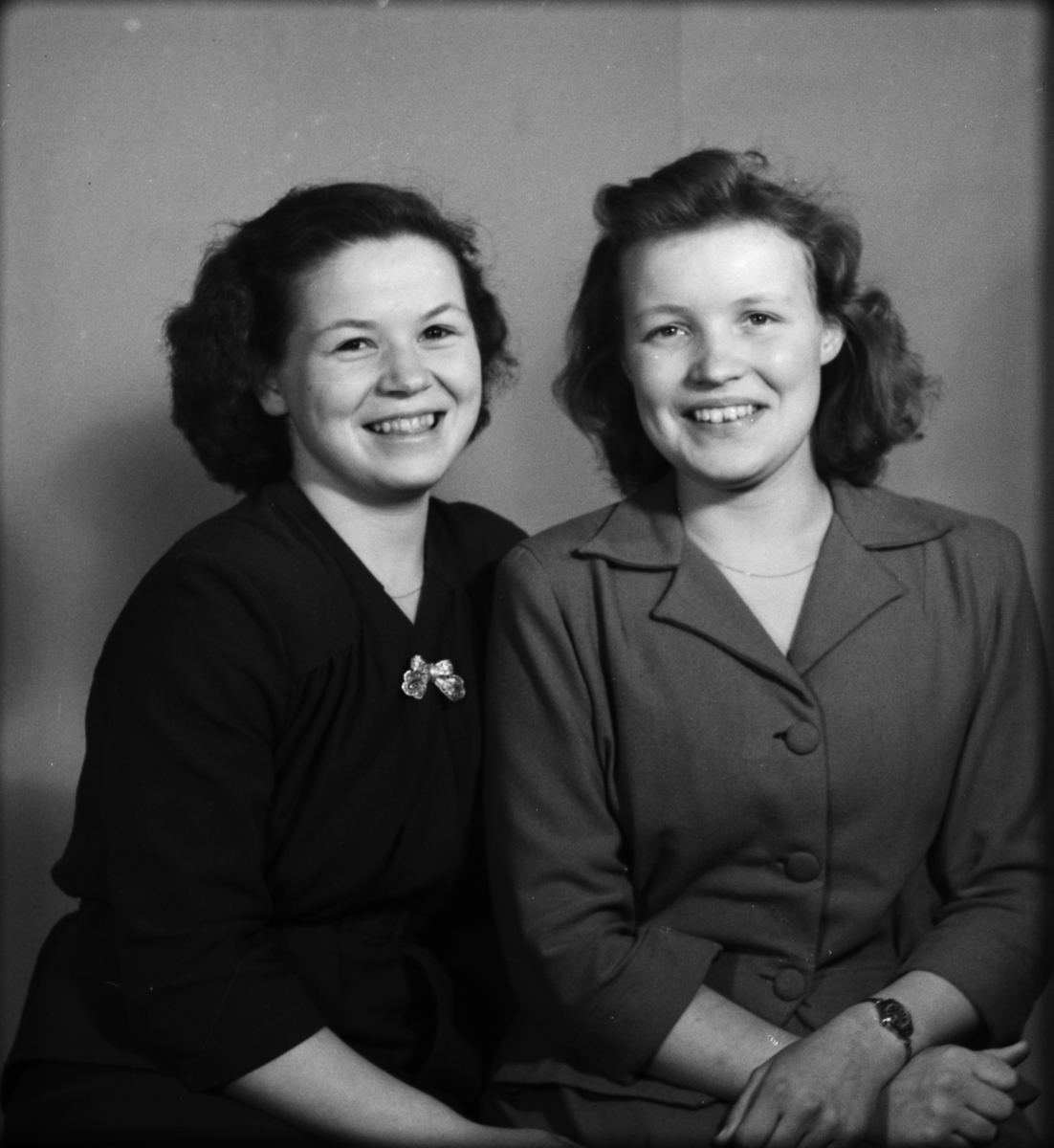 Två kvinnor, sannolikt från Uppland 1949