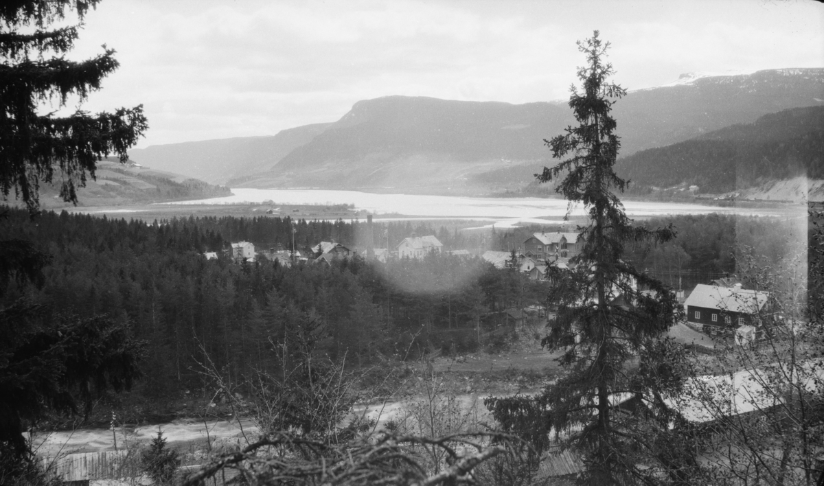 Fåvang, Ringebu. Helt i forgrunnen er Øvre Tromsnes gård på hitsiden av elva Tromsa. Den gamle meieripipa midt i bildet og Tromsa hotell eller gjestgiveri litt til høyre. Helt i bakgrunnen Bånsæterkampen.