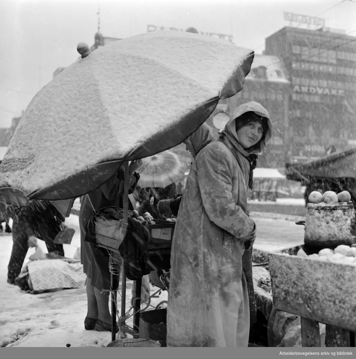 Den første snøen faller. Salgsbodene på Youngstorget. Torgkoner. 02.11.1960.