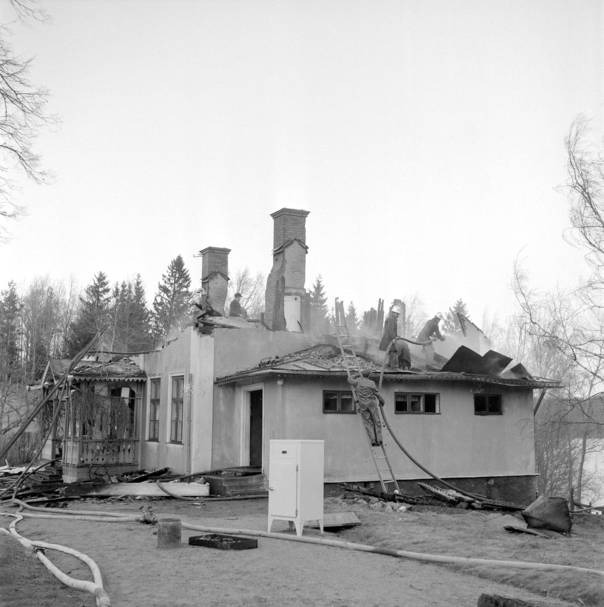 När det blåste som mest på fredagsmorgonen den 12 november 1954, började det brinna i mangårdsbyggnaden på Sinnerstad i Bankekind, och det dröjde inte förrän huset var helt övertänt. Vid eldutbrottet var fru Gustafsson ensam i huset. Hon märkte i förstone inte utbrottet, då hon befann sig i nedervåningen och elden brutit lös i övervåningen. Det var istället maken Hugo Gustafsson och vid gården anställda Seth Johansson som varseblev att rök trängde upp mellan tegelpannorna. Bankekinds- och Hjulsbro brandkårer anlände klockan 12.15 men de kunde inte rädda huset.