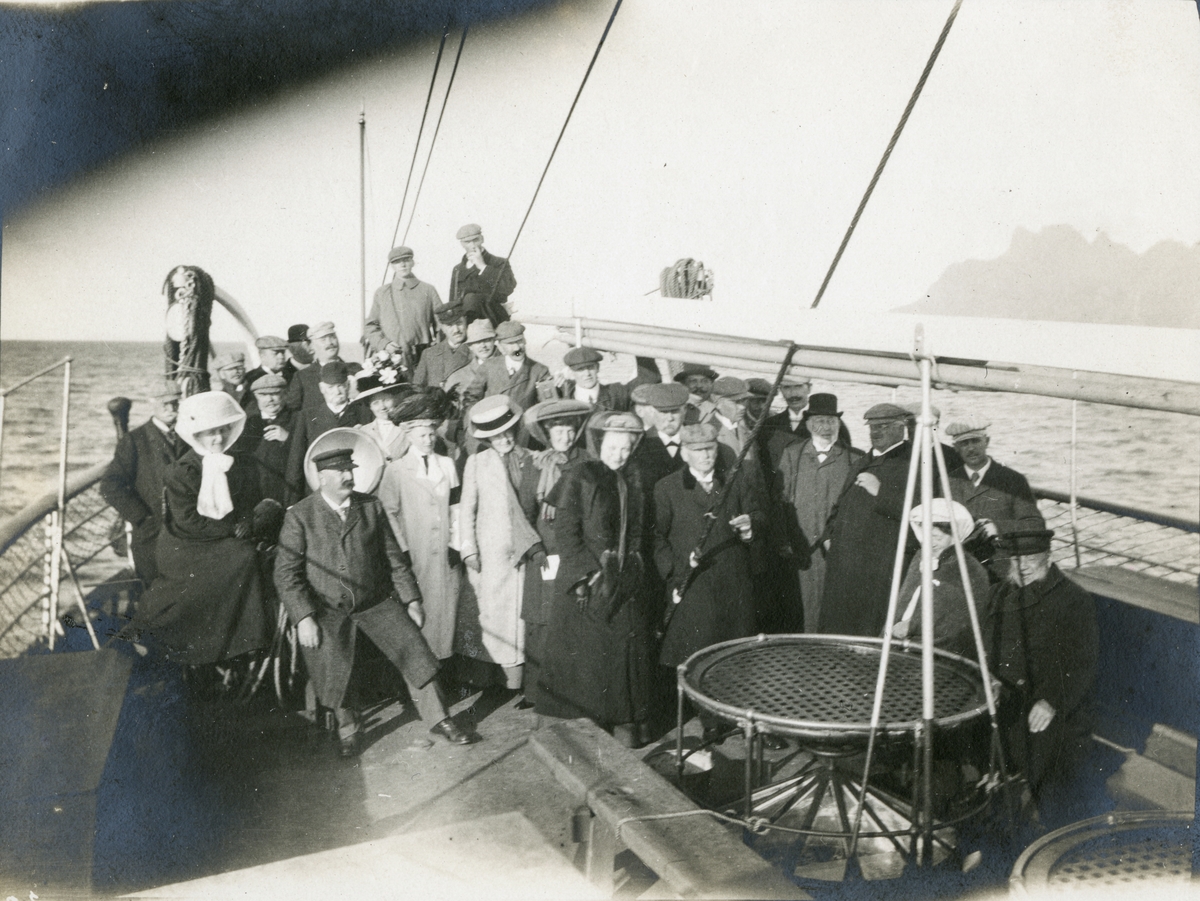 Bildtext: "Andra matlaget"
Gruppfoto av besättning och passagerare på S/S Aeolus däck.