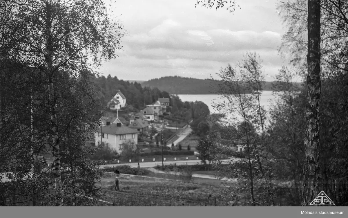 Bebyggelse vid Heleneviksvägen i Mölndal. I förgrunden ses Rådavägen, i bakgrunden Rådasjön.