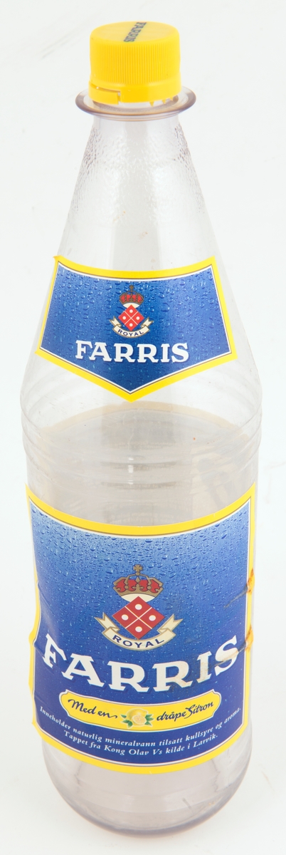 Flaske av gjennomsiktig plast. Med kork og etiketter. Har inneholdt mineralvann.