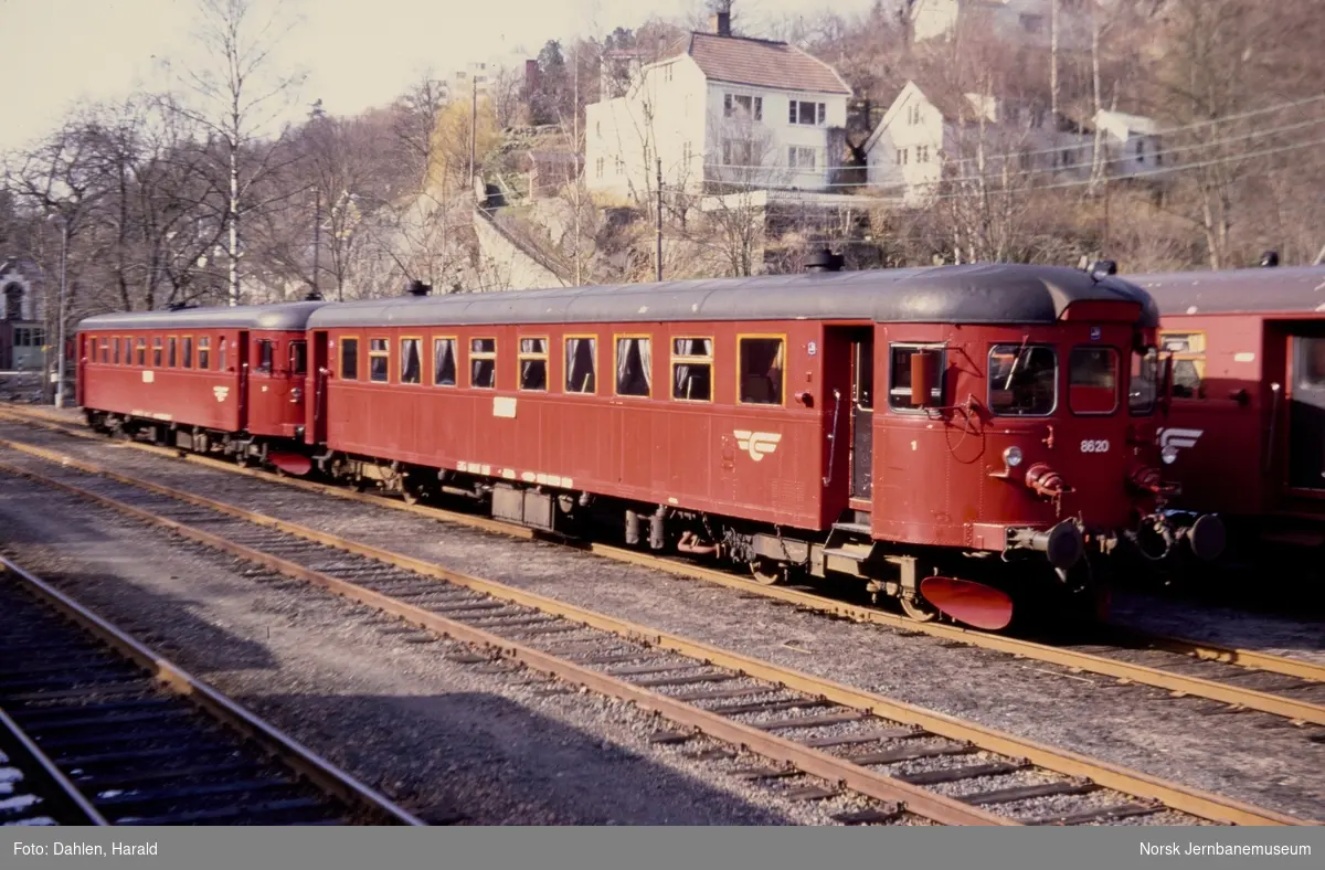 Dieselmotorvogner litra BM 86, nærmest BM 86 20, på Arendal stasjon