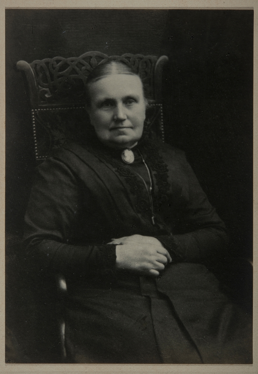 Ida Hermana Kjos f. Samsahl 1851-1918. Hun var gift med Mons Gudbrandsen Kjos. Foto E. Rude, 1918.
