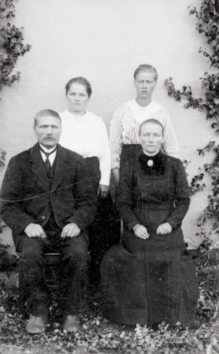 Familieporttrett  Neståker ca. 1925.