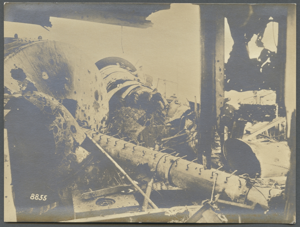 Bilden förställer kaoset på däck på den engelska kryssaren Vindictiv som förstördes under Zeebryggeräden genom tysk artillerield. Däcket är fylld med skrot från skorsten och luftintag m.m. från ångfartyget.