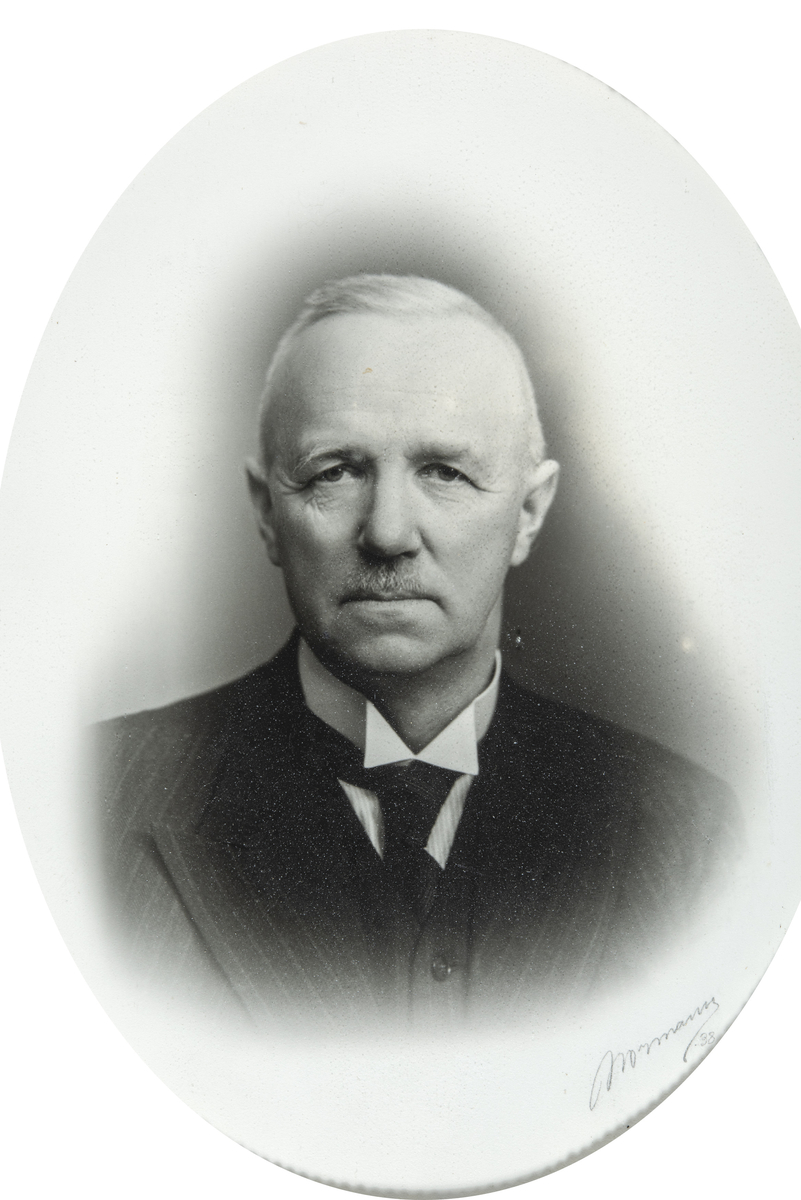 Styreleder for Atlungstad brenneri, Petter Gaustad. 

F. 1878 -  d. 1949. Formann i direksjonen 1935-49. Varaformann 1920-35. 