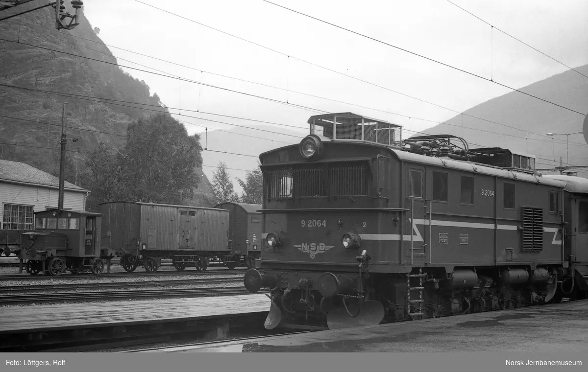 Elektrisk lokomotiv El 9 2064 med persontog til Myrdal på Flåm stasjon
