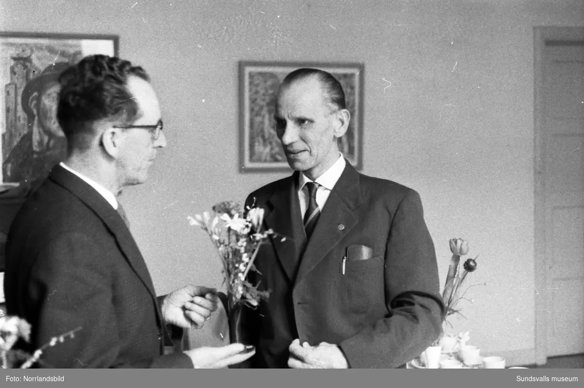 Transportarbetareförbundets ordförande Sigurd Klinga och Oskar Nilsson (längst till vänster på första bilden) hyllades för sina 30 år som LO-medlemmar.