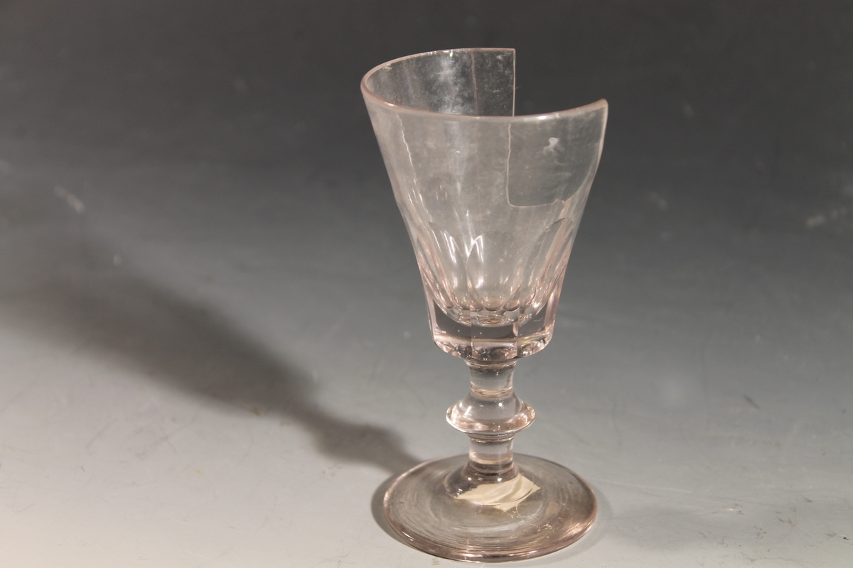 Form: Cupa smalner mot stett. Krystal, fasettslepet.