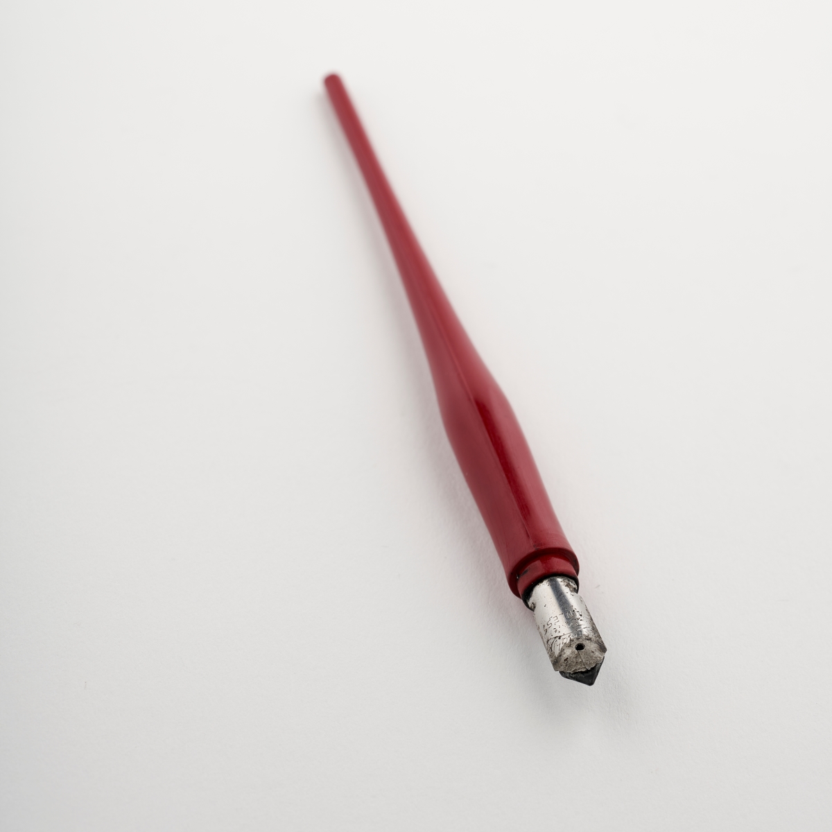 Fyllepenn med langt skaft til å holde i og en pennesplitt til å dyppe i blekk og skrive med.

NAV-samlingen er en gruppe av gjenstander som har vært anvendt på sosialkontoret (Aetat - NAV) i Skedsmo kommune.