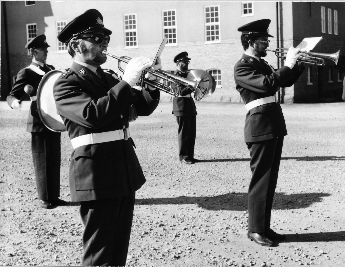 Krigsmans erinran den 4 juni 1971.
Regementets musikkår spelar.
Obs! Tre bilder