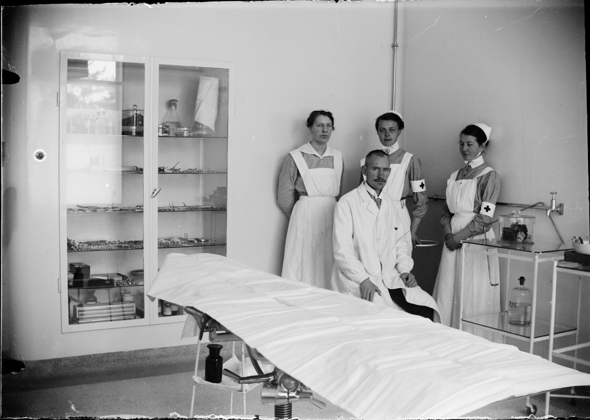 Sjukvårdspersonal i behandlingsrum, Östhammars lasarett, Uppland