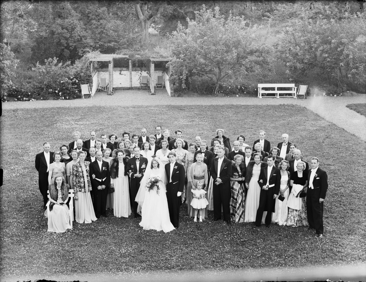 Brudpar med bröllopsgäster, Gimo herrgård, Uppland