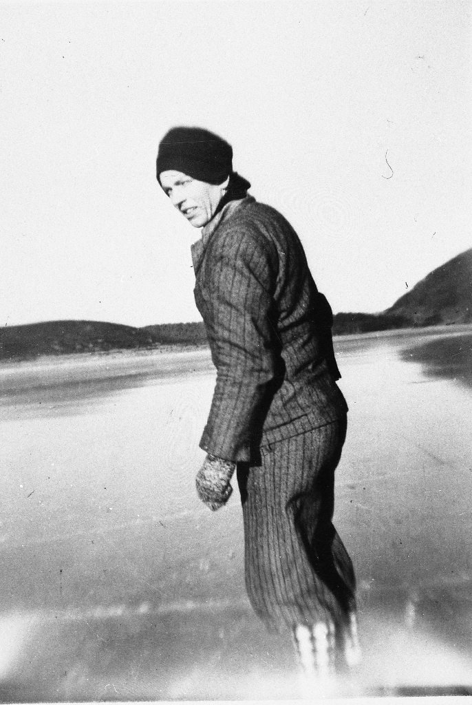 Arne Sandkleiva klar til skøyteløp på Taksdalsvatnet i 1947 under eit skøytestevne. Det er ingenting å seis på konkurranseutstyret.