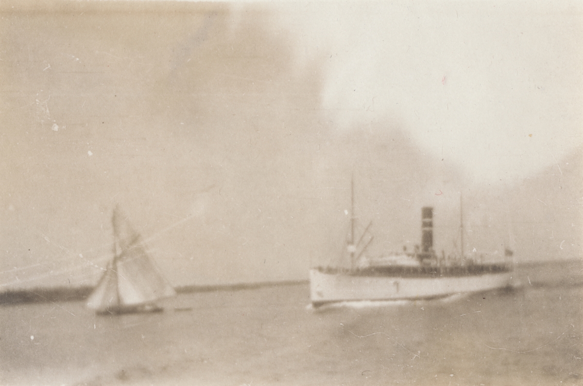 Fartyg S/S Oihonna och en segelbåt.