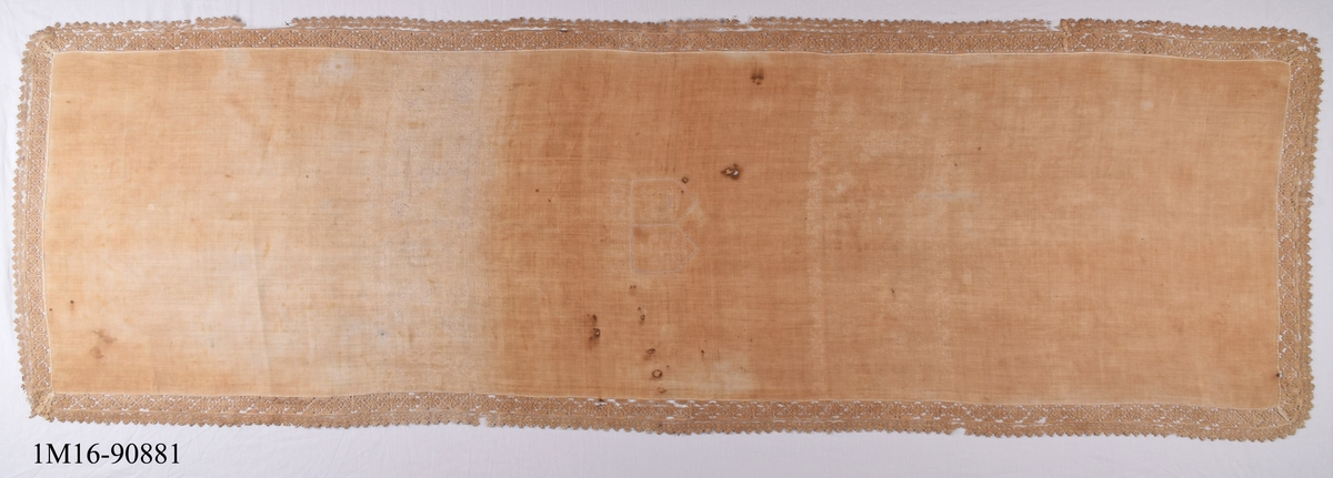 Dophandduk av vitt linne som är starkt missfärgad till en ljusbrun ton. Spetsen runt kanterna är hopsydd av en mellan- och en uddspets. 
Broderi i kontur- och rutsöm med blommotiv och släkterna Stakes och Oxenstiernas vapensköldar samt bokstäverna "NS" och "CO". Endast rester av broderitråden av ljusrött silke återstår. 
Duken är konserverad på Pietas 1948 med silkeslöja. 
Depositionen är avslutad och Dophanduken återlämnad till Berga kyrka den 24/10 2019.