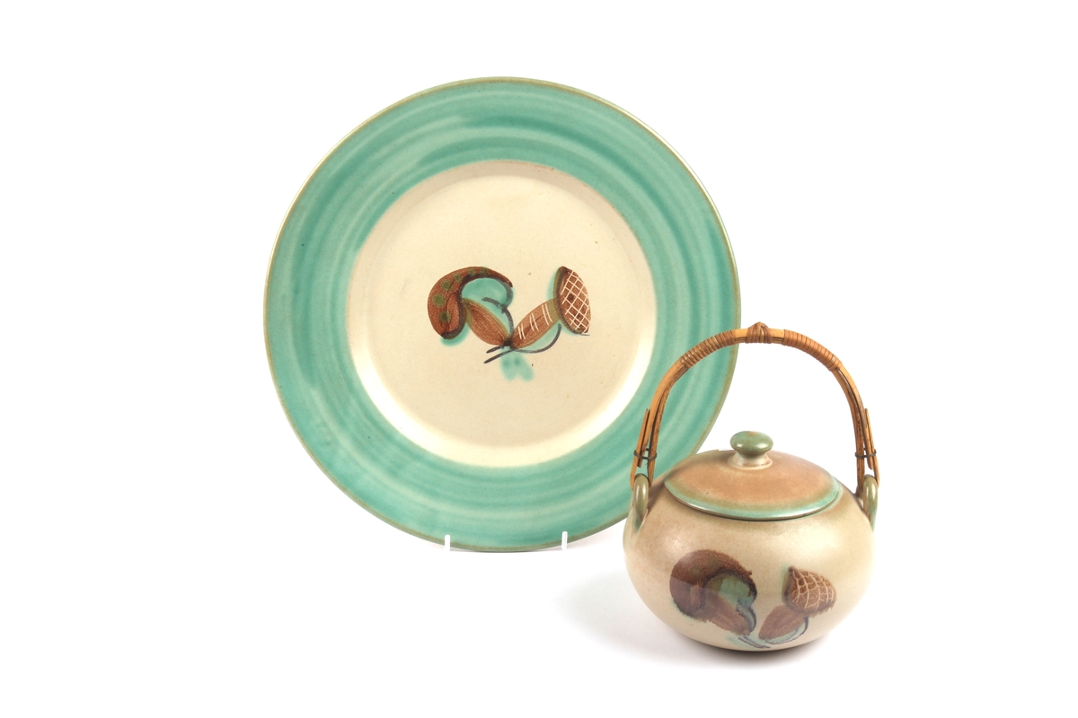 Dekketøy fra Ganns Keramikk bestående av kjekskrukke, fat og tallerken.