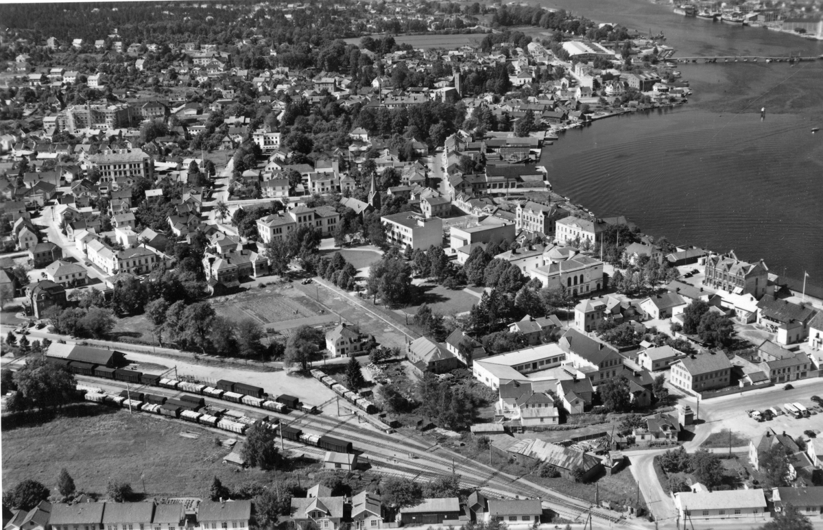 Flyfotoarkiv fra Fjellanger Widerøe AS, fra Porsgrunn Kommune, Bybilde Porsgrunn Fotografert 26/06-1952. Fotograf Vilhelm Skapper