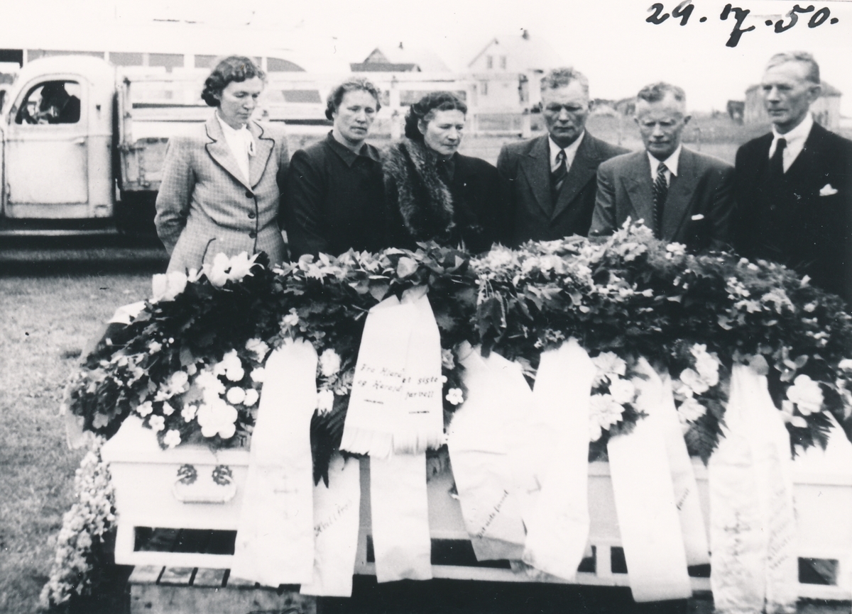 Seks søsken ved Kristianne Olsens båre. 29.juli 1950
