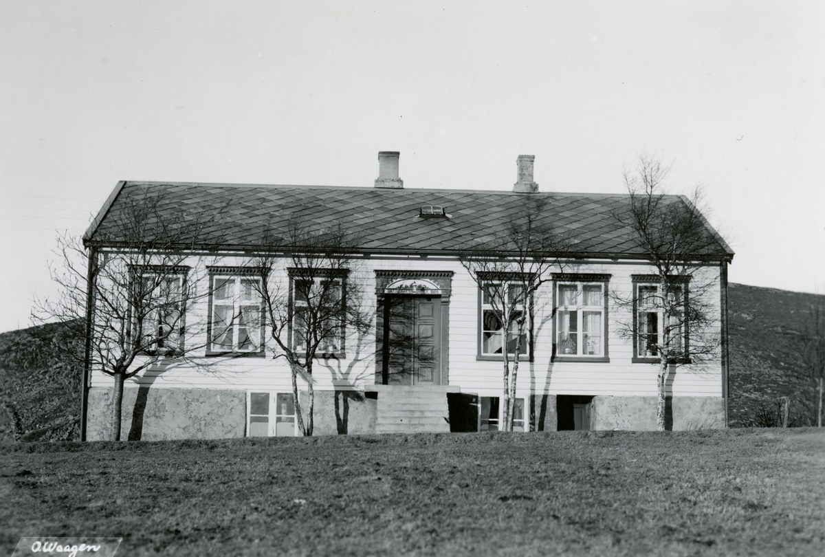 Prospektfotografi av et skolehus. Et av de eldste i Borgund. Tilhørte Giske etter 1907. Over døren står det "Valderøens skole 1869.