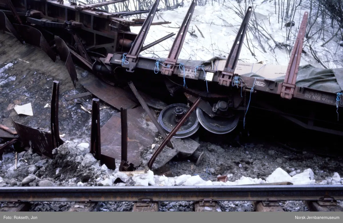 Ødelagte jernbanevogner etter togulykken ved Nypan der et godstog som hadde mistet bremsene kolliderte med et lokaltog.