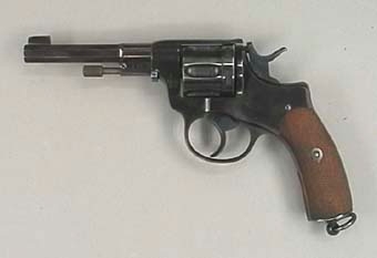 1-pipig revolver kaliber 7 mm, blånerad med lättrad träkolv och låsknapp av mässing med bevingat hjul.
Revolvern har hölster i brunt läder med 3 st tomhylsor.