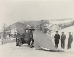 Veivesenets lastebil påmontert stor snøplog ca. 1930