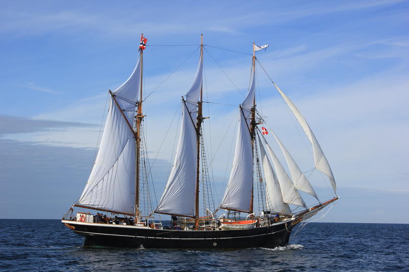 Skonnerten "Svanen" med tre master og for fulle seil ute på vannet, sett fra styrbord.