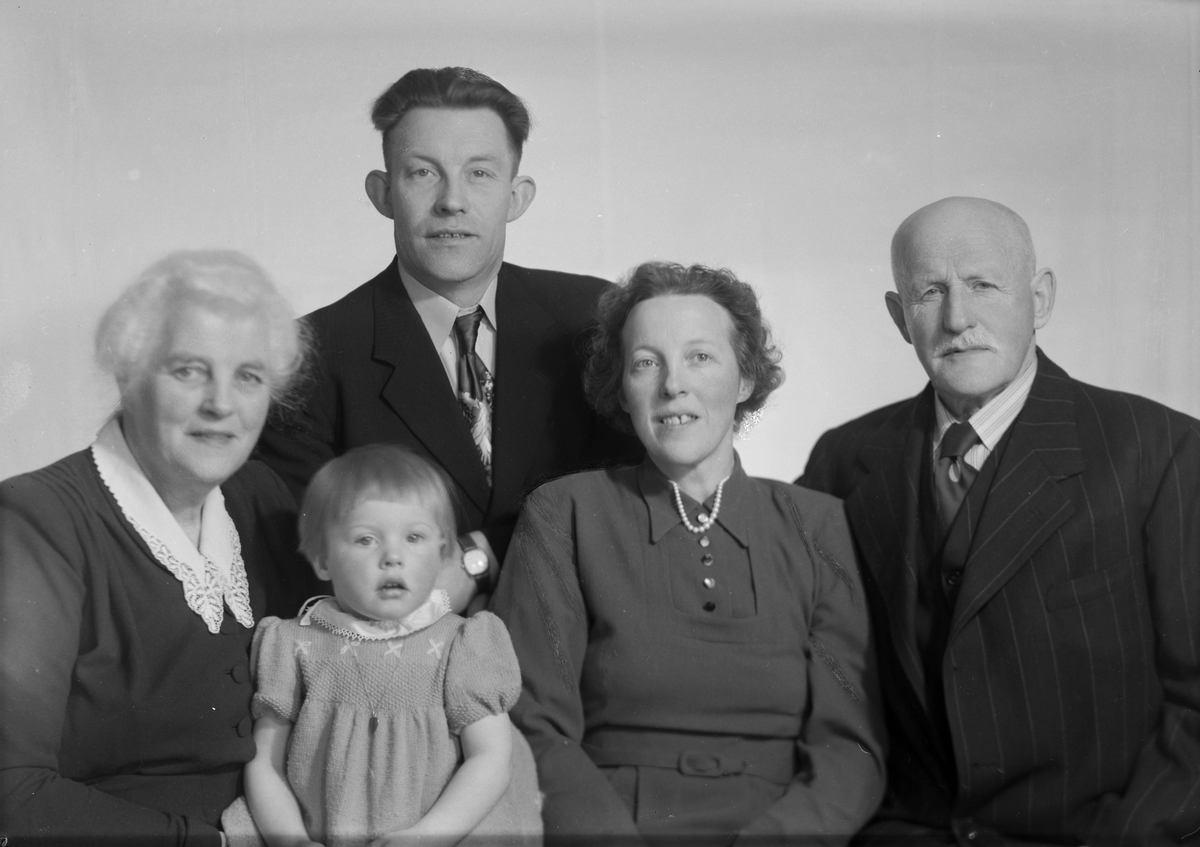 Johan og Martha Erlandsen med datter, svigersønn og datterdatter