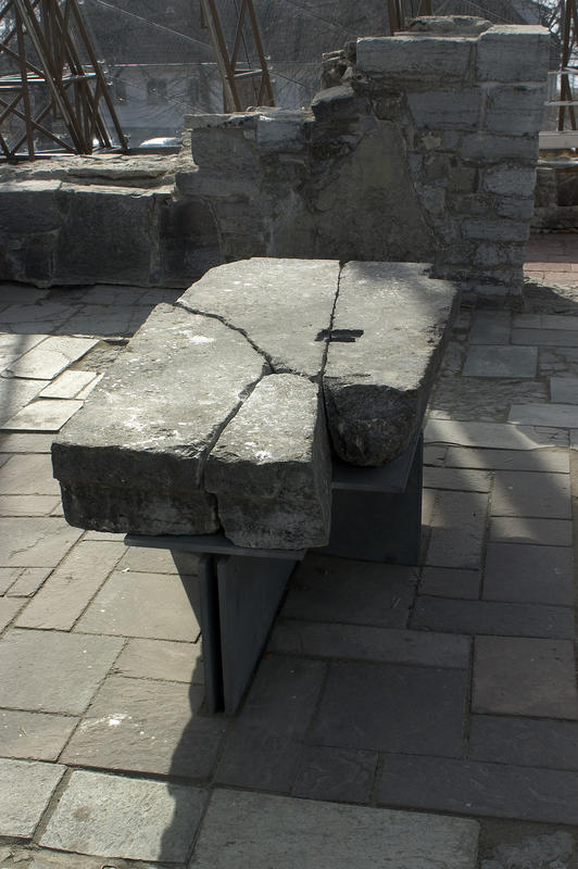 Alter fra middelalderen: En stor, rektangulær stein med et firkantet "hull" er et middelalderalter med et relikviegjemme. (Foto/Photo)