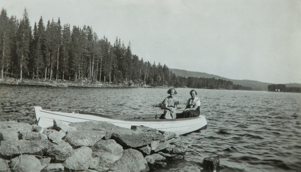 2 damer sittende i en robåt på Harasjøen i Vallset, Stange.