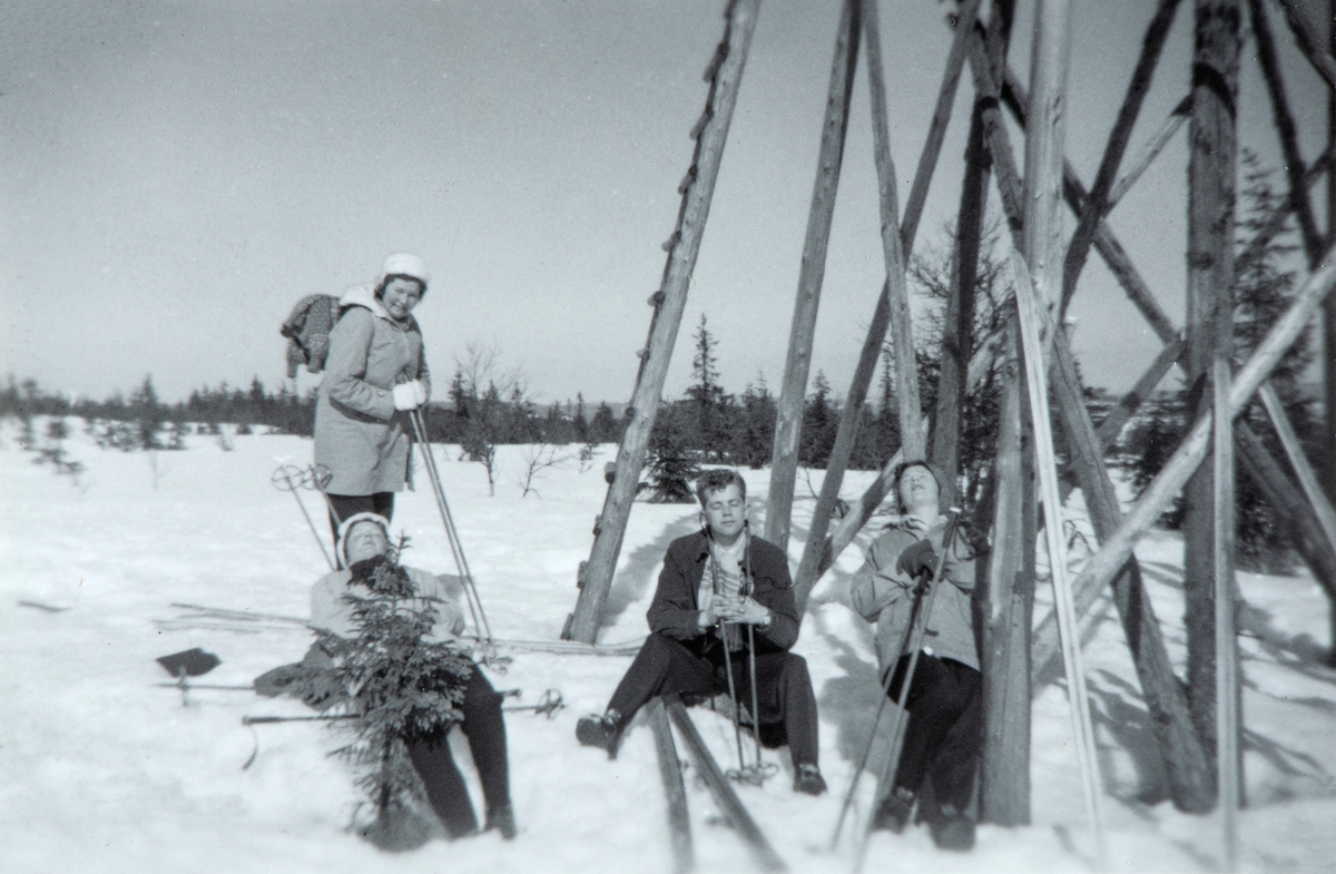 Skitur til det gamle Kjøltårnet, Årkjølen. 1950-tallet. Dagfinrud?