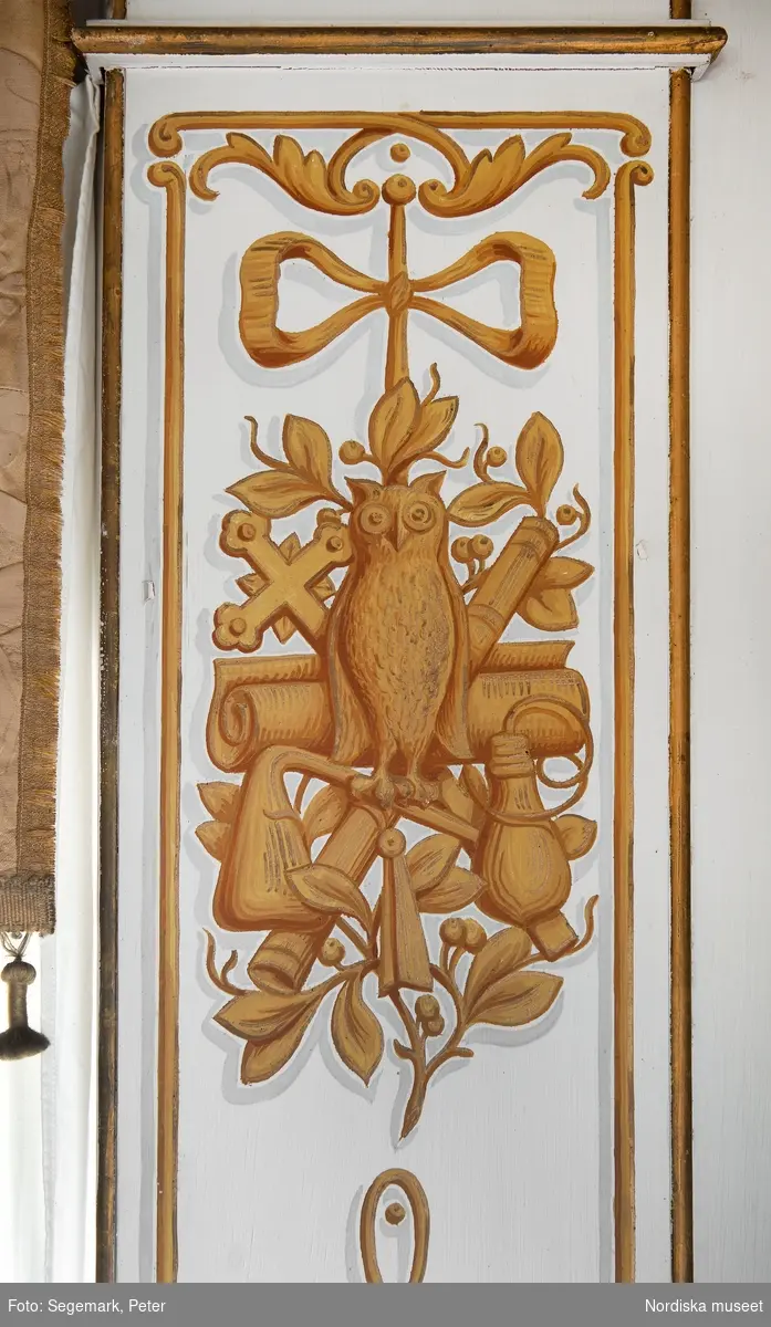 Detalj av Carl Richard Forsslunds måleri i det nya biblioteksrummet i Stora huset på Julita gård från 1908. Ugglan, symbolen för vishet och bildning, var ett populärt motiv i det tidiga 1900-talets inredningar.