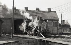 Damplokomotiv type 24b nr. 236 ved lokomotivstallen på Kongs