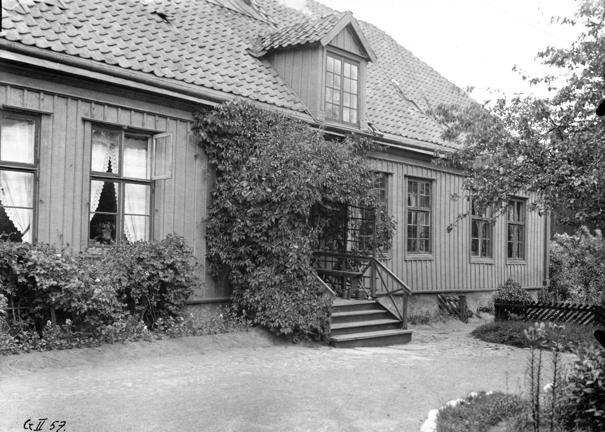 Ulfsparregården från gårdssidan en varm sommardag år 1904 i Jönköping.